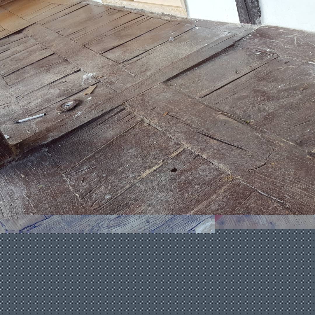 묵은떼가 가득한 툇마루는 세월의 흔적을 말해주는것 같습니다 무조건 없애기 보단 보존할수 있는것은 보존하는것이 옛것을 지켜갈수있는 일이 아닐까 싶습니다