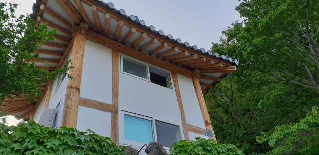 한옥수리와 한옥 리모델링 한옥개조로 재탄생 하는것은 같은 맥락으로 보아도 무관한것은 비슷한 건물의 양식이기 때문이기도 한데 일반 주택이나 아파트 수리를 하는 사람에게 문의를 한다는것도 이치에 맏지 않은것이며 작업을 맡긴다는것도 허락을 하지 않는것은 그만큼 경험치가 중요하다는것이기도 하다