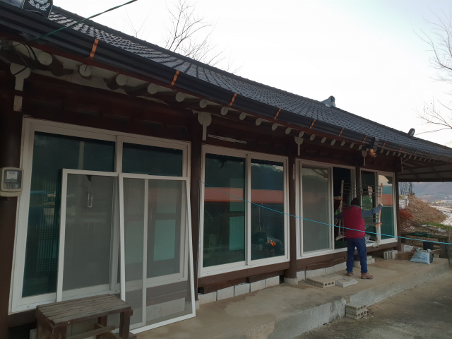 이곳의 한옥수리 또한 그런 케이스였다. 도심생활을 청산하고 시골에서의 생활을 오래전 부터 꿈꾸어 오다가 제실을 꾸며 농가주택으로 꾸며살든 한옥을 매입을 해놓고 이곳저곳에 견적을 받아본 결과 누구하나 한옥리모델링의 지식을 가지고 있는 사람이 없었다