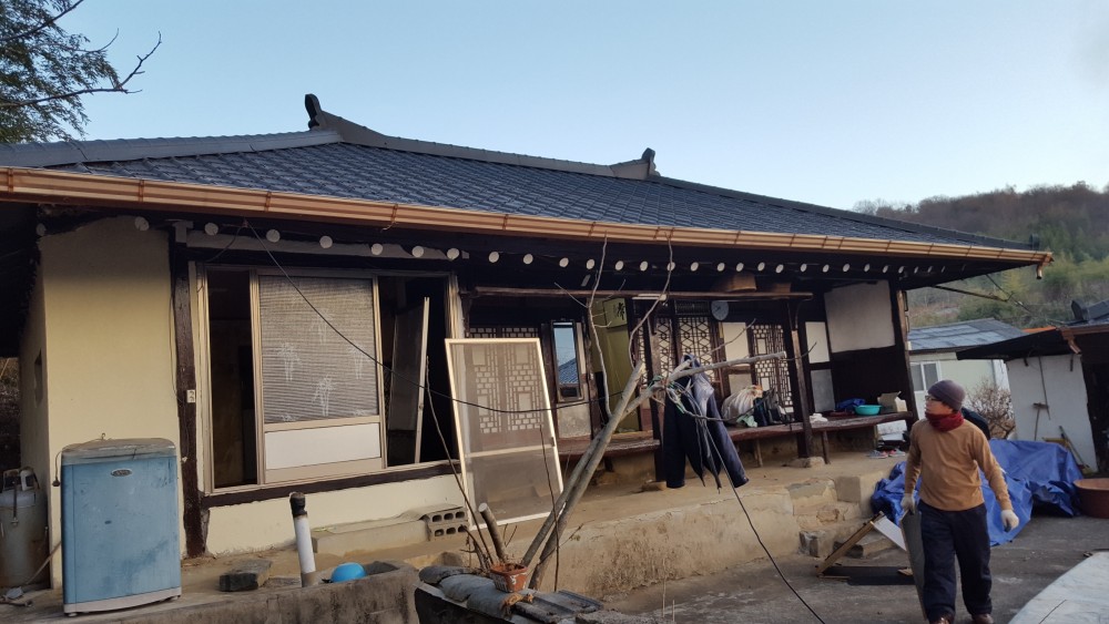 시골집리모델링,한옥수리,구옥리모델링,농가주택수리,한옥리모델링 작업이 시작되기전 90년의 세월을 간직한 집은 오래동안 관리가 되질않아 엉망인 상태였는데 출입문도 낮고 겨울철 추위를 완벽하게 보안하는 작업과 욕실이 없어서 생활하는데 불편하여 수세식 욕실도 설치할것입니다